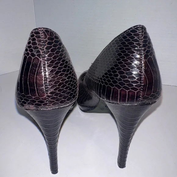 Christian Siriano Elegant Burgandy Snakeskin Pattern Heels - Picture 3 of 4